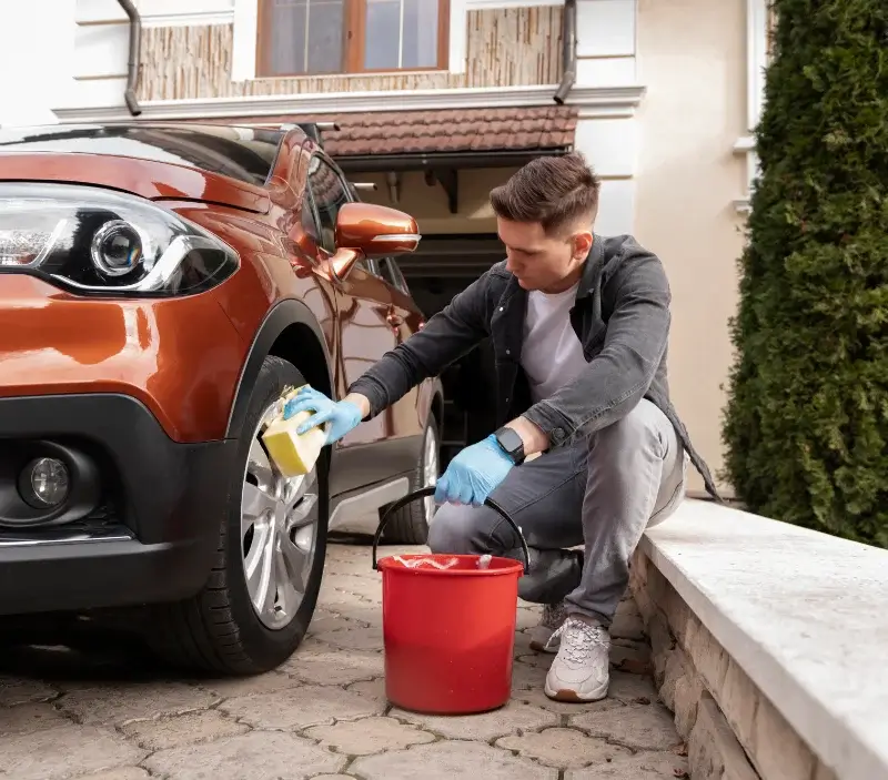 Lavage auto à domicile Juvigny Val d'Andaine : professionnel intervenant sur un véhicule